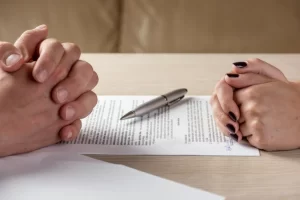زوجه در حال بررسی شرایط درخواست طلاق