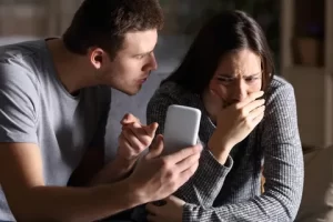 حکم خیانت زن به شوهر در فضای مجازی